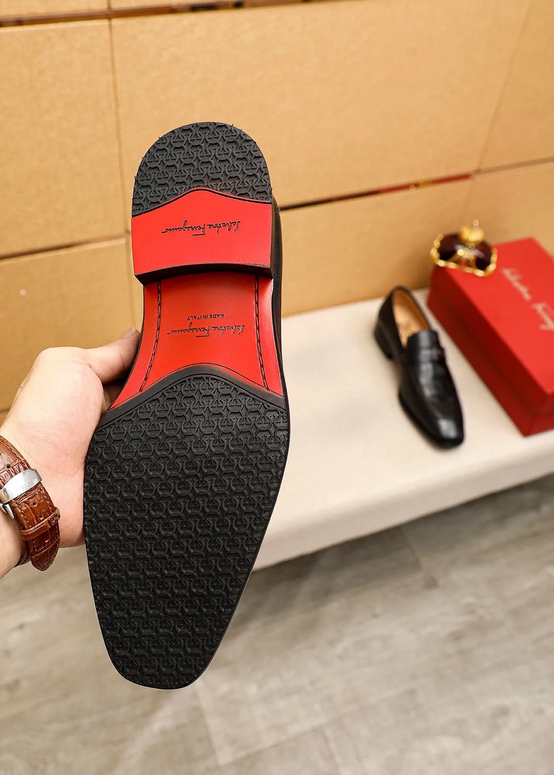 Men's shoes💰480💰 Product trademark: Ferragamo "Ferragamo" casual leather shoes Regular size: 38-44 (custom-made for 45🉑️) Product materials: Selected imported first-layer calfskin upper + original hardware buckle, imported water-dyed cowhide leather lining. Strong three-dimensional visual effect, combined outsole Color: 1⃣️color optional